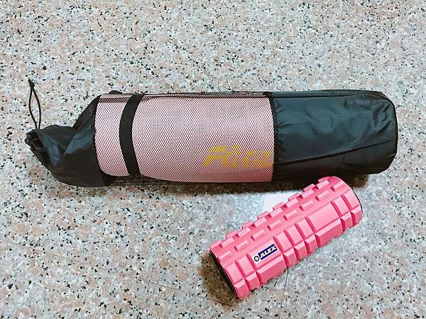 【網購】便宜好用瑜珈墊推薦！瑜珈、核心訓練、平板運動、在家運動必備！加長加厚瑜珈墊開箱–Fitek健身網183cm x 10mm NBR瑜珈墊(附背袋)