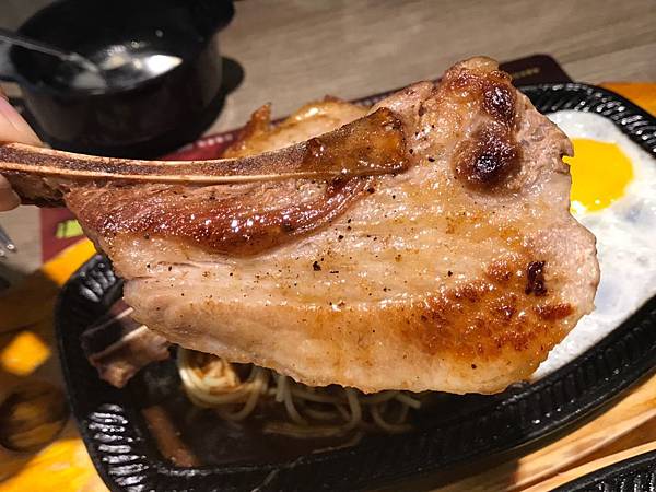 【新竹美食】 大滿足！新竹竹北平價牛排。加麵不加價。玉米濃湯、飲料、冰淇淋還有滿滿的肉肉！消費滿額還可折抵停車費－首戶牛排竹北店