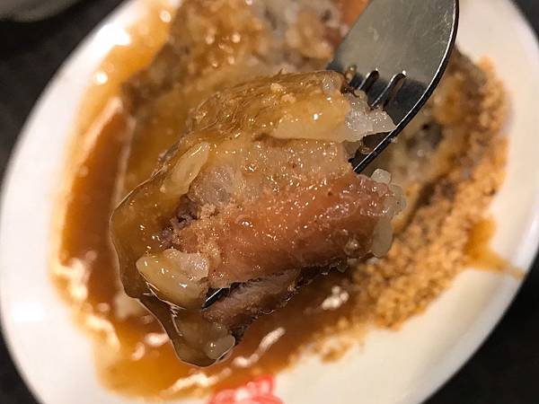 【高雄美食】鹽埕老店平價碗粿肉粽。料多實在、價格平實的高雄在地美味。不管吃碗粿還是吃肉粽就要肉吃大塊的！－郭家肉粽