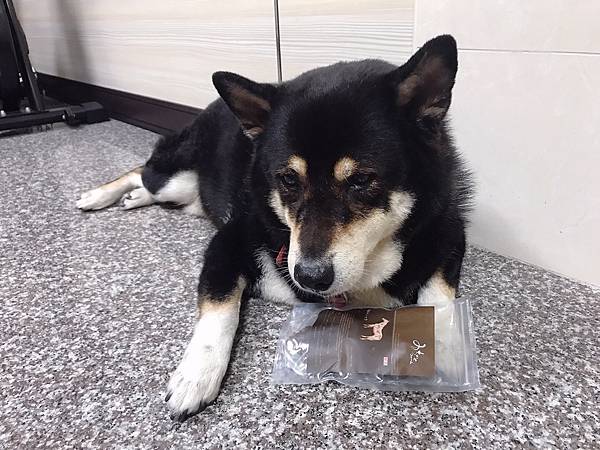 【開箱】寵物馬肉零食開箱。寵物展必買零食！日本賽犬最愛寵物馬肉品牌 Michinoku Farm 鎧帛寵物零食。正港宅配原肉寵物零食（貓狗肉品推薦 / 健康寵物肉片 / 毛小孩肉品零食推薦）－ 低熱量寵物零食 Michinoku Farm 馬肉肩厚切