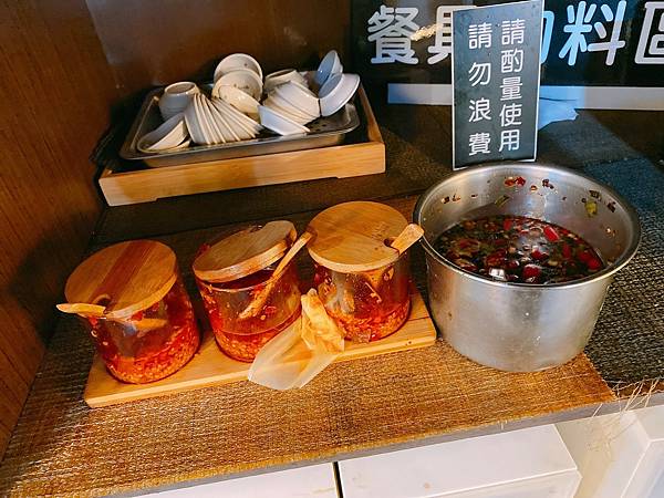 【台中美食】簡單美味的傻瓜乾麵。牛肉麵、水餃、飯類、湯品選擇多樣的經典小吃 － 糊塗麵（大墩店）