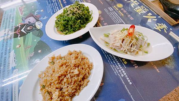 【南投美食】日月潭美食 / 魚池鄉美食。必吃酸甜和風過貓、特色刺蔥烘蛋還有網友大推的肉絲蛋炒飯。飯點過了依然大排長龍的人氣餐廳 － 山湖餐廳