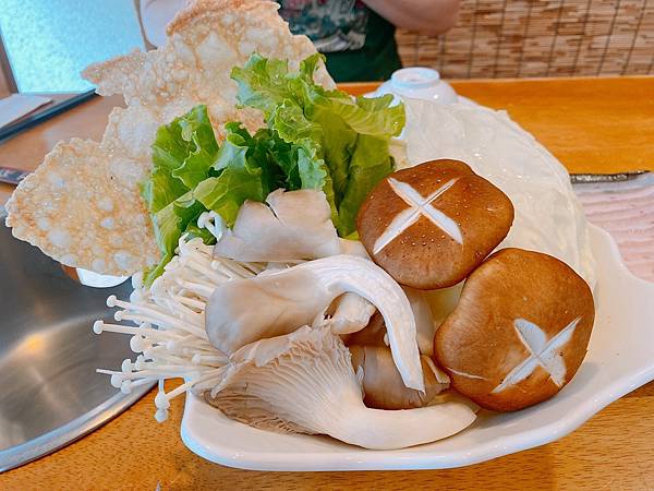 【台中美食】台中特色炭火酸菜白肉鍋！平價好吃料多道地的東北料理。必點冰花煎餃大顆料實在！ － 徠圍爐北方風味館