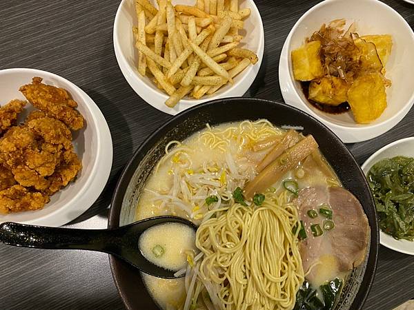 【台中美食】像回家吃飯一樣溫馨。隱藏在平房裡的巷弄美食還有可愛柴犬坐鎮。平價溫馨的柴柴拉麵 － 柴拉麵（已歇業）