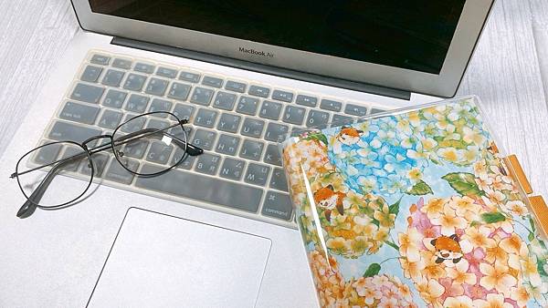 【開箱】最新2026珠友手帳開箱。手工車縫X台灣花布X台灣製造（週誌/1日1頁/2日1頁/方格橫線）款款經典、本本實用！– 2026珠友手帳B6日誌（一日一頁/方格）– 螢狐