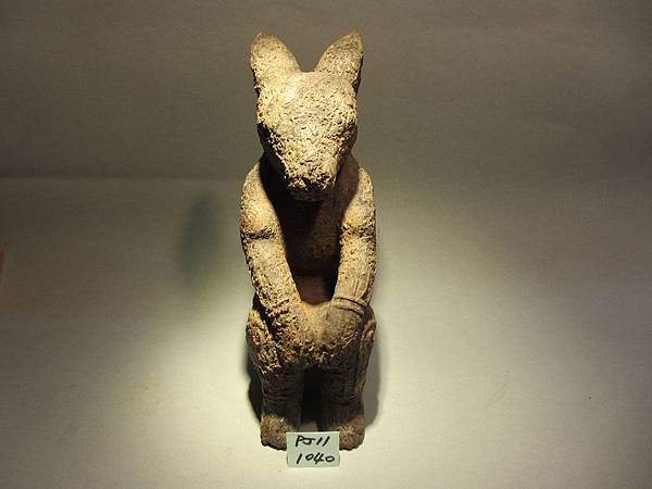 PJ11-1040  兔頭坐像