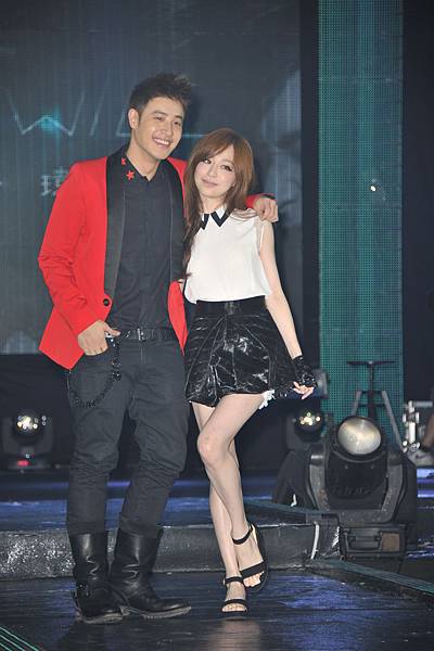 潘瑋柏感謝師妹王心凌以行動力挺，歡迎她加入環球大家族