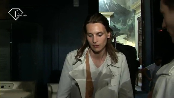 fashiontv_FTV_com_-_PARIS_MEN_S_S_2011_-_CERRUTI_BACKSTAGE.flv_000102640.jpg