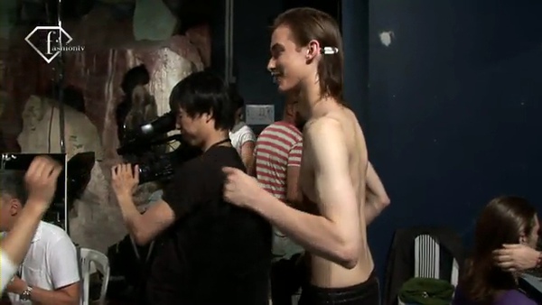 fashiontv_FTV_com_-_PARIS_MEN_S_S_2011_-_CERRUTI_BACKSTAGE.flv_000188400.jpg