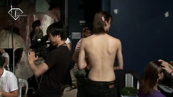 fashiontv_FTV_com_-_PARIS_MEN_S_S_2011_-_CERRUTI_BACKSTAGE.flv_000189200.jpg