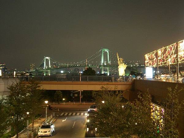 彩虹大橋的夜景