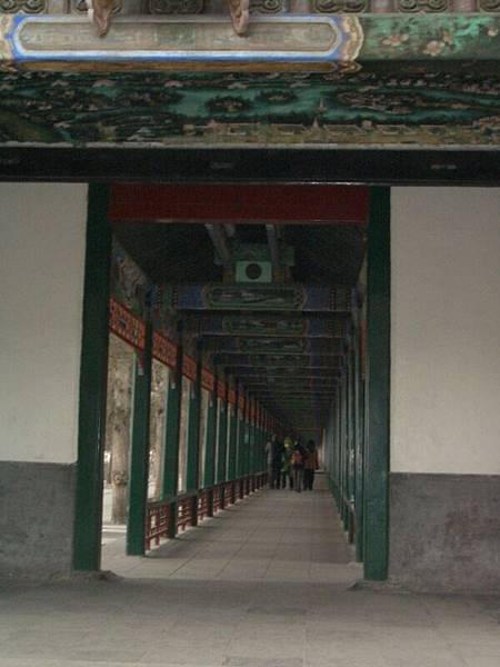 a long covered corridor in 頤和園