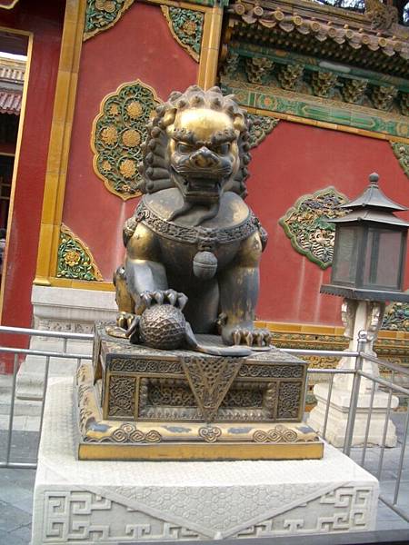 gold-copper lion in front of 神武 Gate