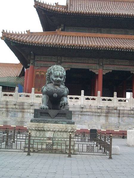 stone lion in front of emperor\'s office