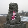 Little Pig ride on the little stone lion