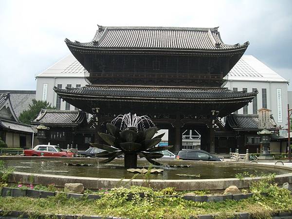 東本願寺門和蓮花