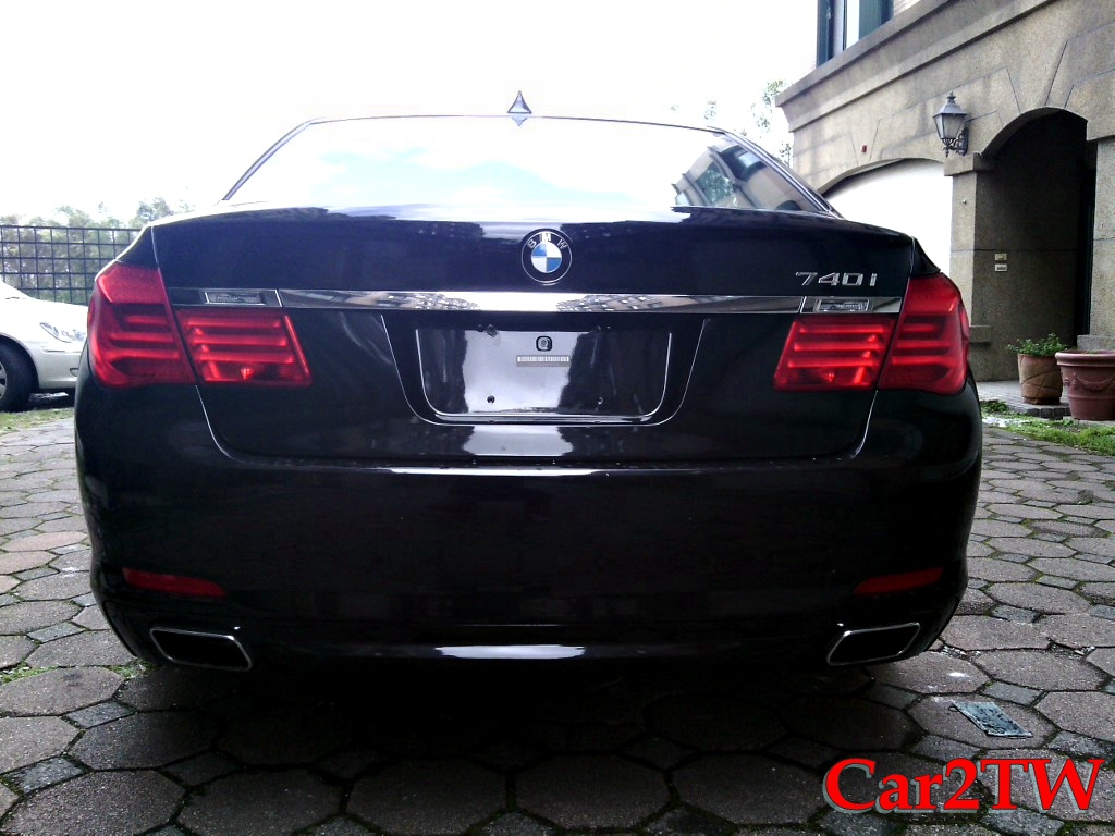 2011_BMW_740i_F01_F02_3