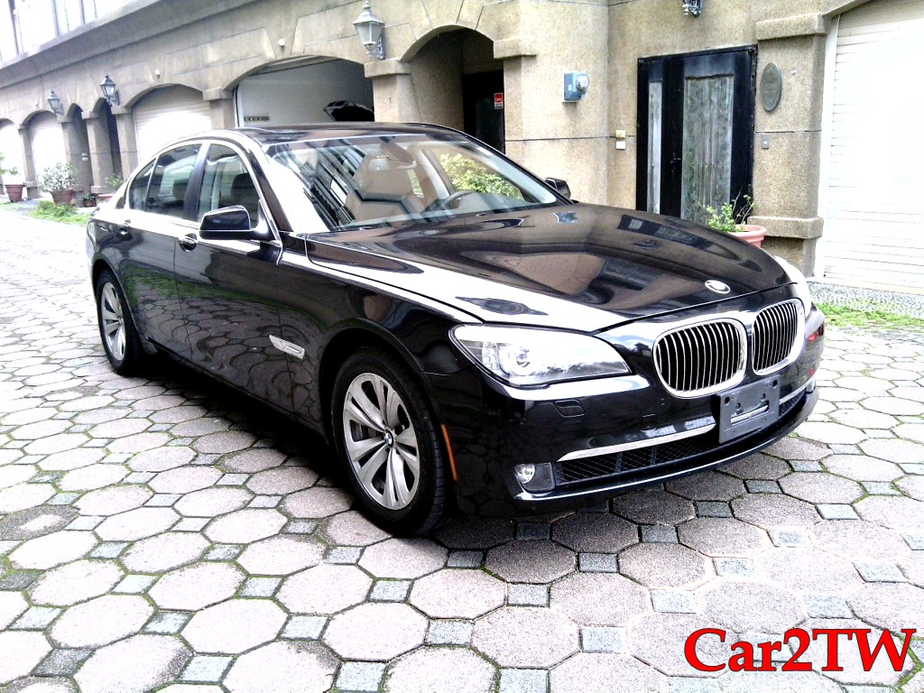 2011_BMW_740i_F01_F02_4