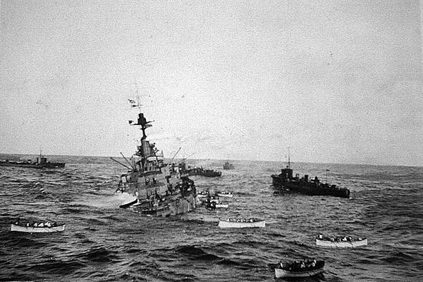 19141027 HMS Audacious crew take to lifeboats.jpg