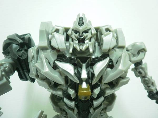 Megatron 未塗裝前，感覺他的面容有點和藹？？