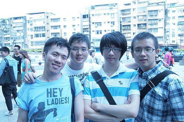 這張我只看到左後方的辣妹...