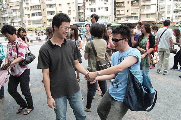 柳橙：郎客~我來馬兩節         李崇：靠! 遇到笑ㄟ...   