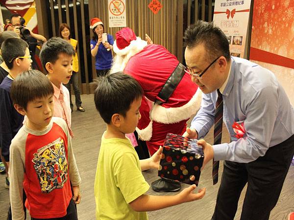 3.歐德集團陳國偉執行長頒發禮物給孩子們，希望愛心都能傳遞到每個孩子的生命中，讓他們感受到更多的溫暖和希望。
