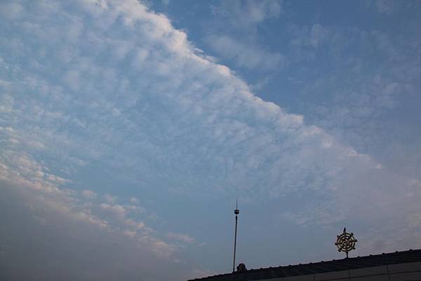 早晨法輪上空的雲彩