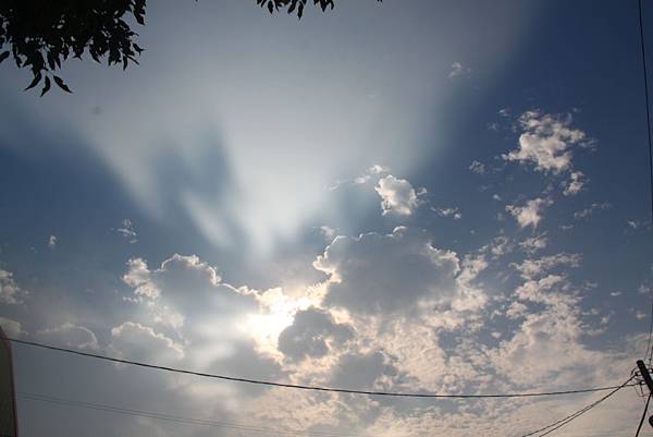 天空的雲與太陽