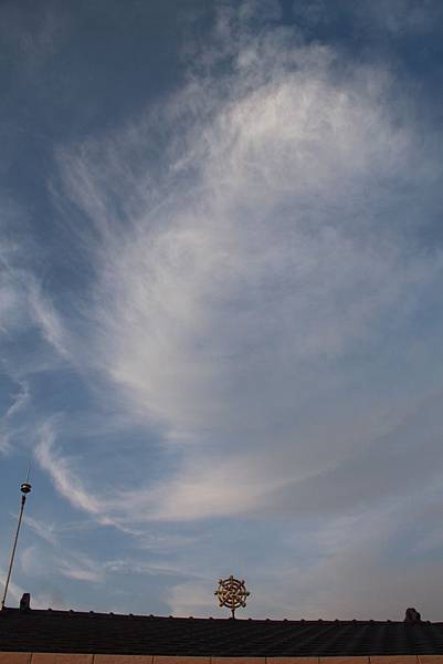 黃昏講堂法輪上空的雲彩