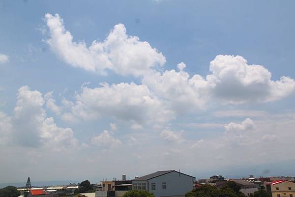 中午天空的雲彩