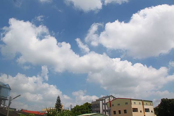 虎尾安溪慧日講堂上空的雲彩