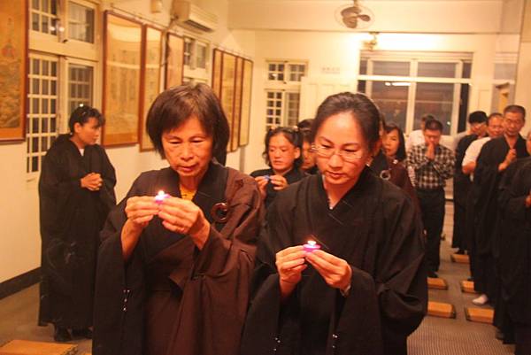 林士珍、陳佳薇獻燈祈福