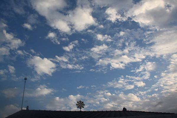 早晨天空幽暗，法輪上空則見藍天白雲