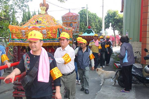 前為土庫媽祖後為北港媽祖經過講堂大門