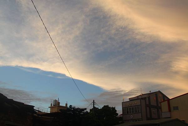 黃昏講堂上空的雲彩