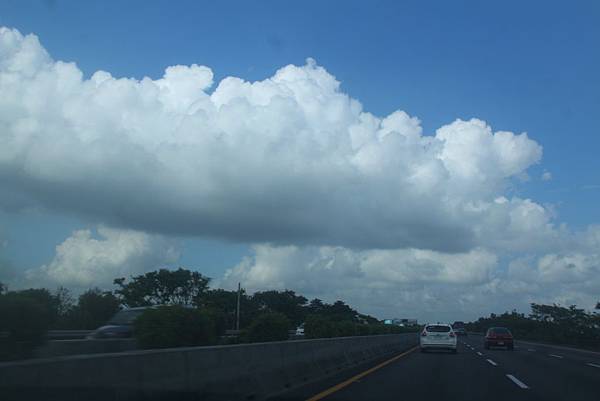 南下光德寺，高速公路上的天空雲彩