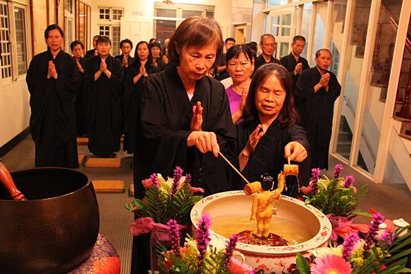 林士珍居士、陳麗鳳居士浴佛