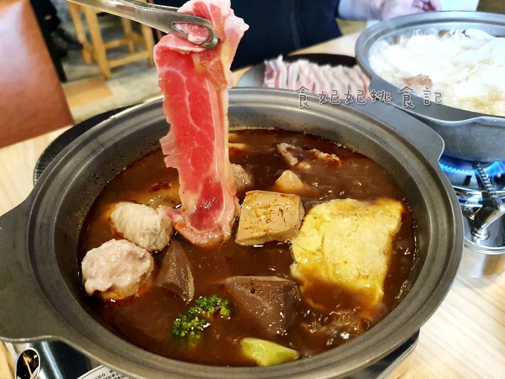 水鍋食堂麻辣鍋下肉片.jpg