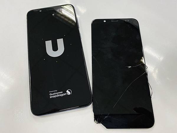 HTC U12 life面板破裂.jpg HTC U12 life面板破裂.jpg
