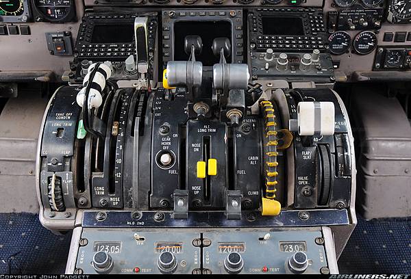 McDonnell Douglas MD-82 (DC-9-82)_venezolana   201110   John Padgett