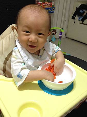 0614自己拿紅蘿蔔吃 0614自己拿紅蘿蔔吃