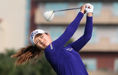 韓國高爾夫選手朴喜映在裙襬搖搖「2013世界女子高球名人賽」第一輪，打出高於標準杆1杆的73杆。