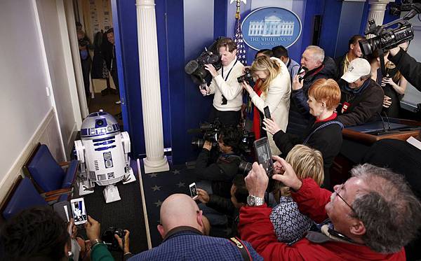 2015-12-18T212007Z_1898426877_GF10000270751_RTRMADP_3_USA-OBAMA-STARWARS.jpg