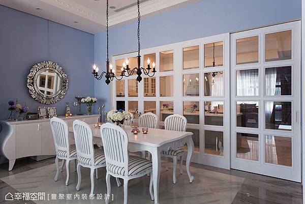 ▲藍灰色壁面為底，定調空間個性，與後方的廚房空間做區隔，餐櫃腰身和餐椅的流線度，是設計師刻意的選配巧思，藉以強化兩者關聯性和諧度。.jpg