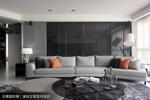作為客廳與書房的界定，沙發背牆採用玻璃維繫視覺穿透感，並裝置窗簾機能，可隨隱私需求自由變化立面表情。.jpg