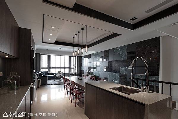從客廳開始延伸至餐廚區的壁面設計，襯托出空間的恢弘大器。.jpg