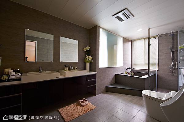 雙洗臉盆的設計以淋浴區隔間，具有龐大的收納機能。.jpg