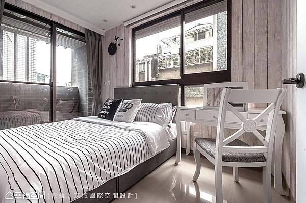 臥房透過木紋壁紙與淺色傢俱、軟件的搭配，展現北歐的自然鄉村風情。.jpg