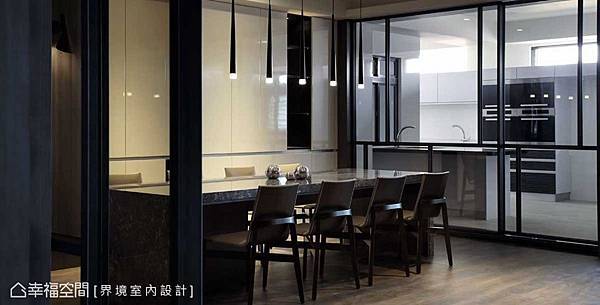 三米長的餐桌挑選黑網石為桌面，搭配現代風格的燈具，俐落有型；廚房的通透門片，可阻擋油煙。.jpg
